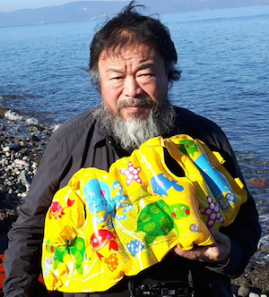 Ai Weiwei sur la une plage de Lesbos